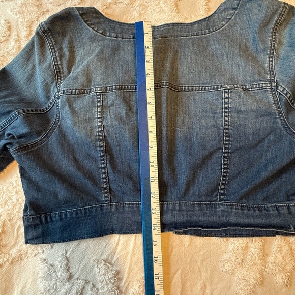 Torrid woman’s size 1 cropped button blue jean jacket EUC - Picture 5 of 10